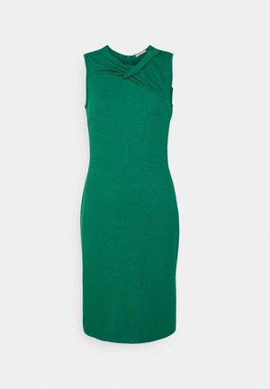 Robe verte sans manches au design ajusté, avec un détail de col torsadé et une texture lisse, descendant juste au-dessus du genou.