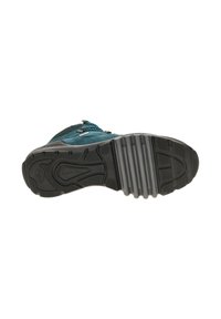 Stivale da trekking in suede turchese con suola in gomma nera texturizzata, dotato di lacci turchesi e occhielli argentati. Design resistente per uso all'aperto.