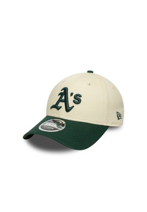 Casquette de baseball beige avec visière vert foncé, ornée d'un logo "A's" brodé en relief à l'avant. Logo New Era sur le côté. Tissu texturé.