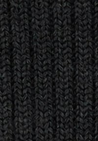 Tessuto lavorato a maglia nera con un motivo a righe tessurizzato, con sezioni alternate in rilievo e incavate. Aspetto morbido e design a maglia ravvicinata.