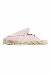 Ružičaste suède espadrille klompe s zatvorenim vrhom, otvorenom petom i potplatom od jute konopa s pletenom teksturom duž ruba.