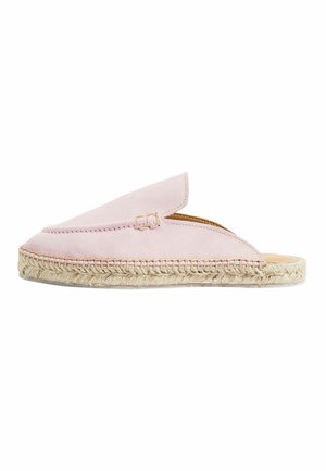 Rosa ruskinds espadrille slides med lukket tå, åben hæl og sål af jute med en flettet tekstur langs kanten.