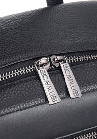Borsa in pelle nera con superficie texture, dotata di doppi cursori in argento e bordo della cerniera liscio. Il design è elegante e minimalista.