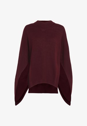 Suéter de punto burdeos con un ajuste relajado, cuello acanalado y mangas drapeadas. Presenta un dobladillo asimétrico y una textura suave.