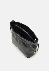 Musta nahkainen olkalaukku, jossa on sileä pinta, avoin yläosa ja narukiinnitys. Sisällä pehmeä vuori ja tilava osastoa.