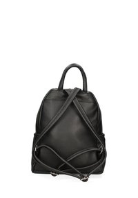 Zaino in pelle nera con superficie testurizzata, doppi manici e spallacci incrociati per una vestibilità regolabile. Nessuna tasca aggiuntiva visibile.