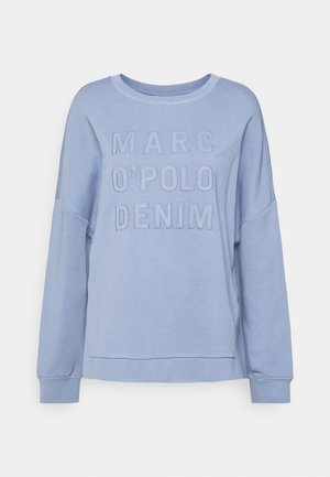 Hellblauer Sweatshirt mit Rundhalsausschnitt und langen Ärmeln, vorne mit erhaben gesticktem Schriftzug "MARC O’POLO DENIM".