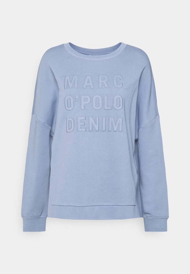 Sweat-shirt bleu clair à col rond avec manches longues et texte surélevé cousu "MARC O’POLO DENIM" sur le devant.