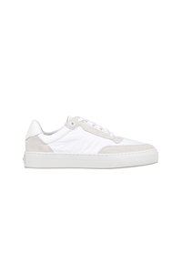 Sneaker bianca che presenta una combinazione di pelle liscia e dettagli in suede, con punta rotonda, chiusura con lacci e suola in gomma texturizzata.