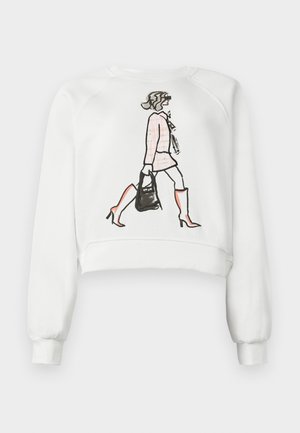 Weißer, kurzer Sweatshirt mit einer grafischen Illustration einer Frau in einem rosa Kleid und orangefarbenen Stiefeln, die eine schwarze Handtasche hält.