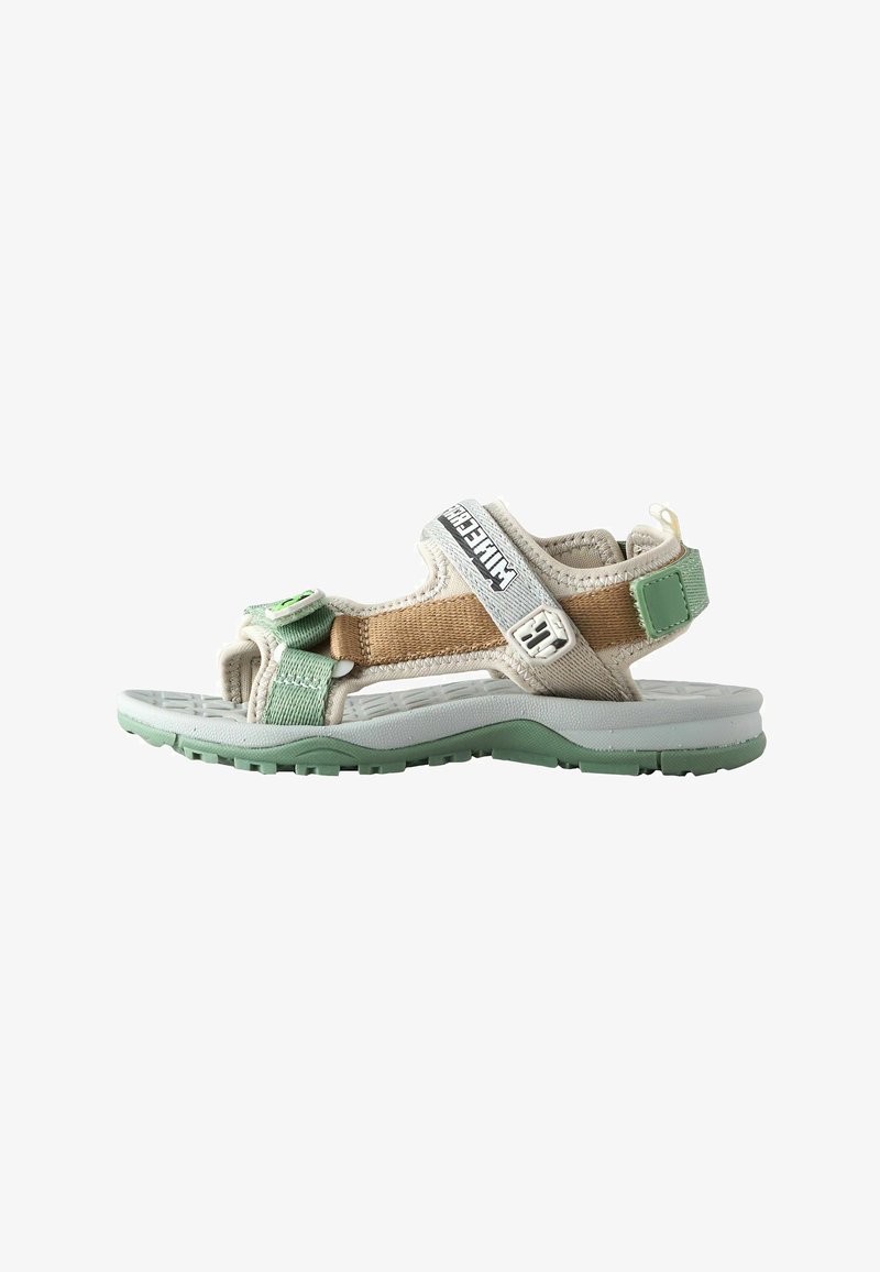 Sandale sportive à bout ouvert avec des lanières réglables vertes, marron et beige et une semelle texturée vert clair, conçue pour une utilisation décontractée en extérieur.