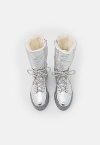 Botas metálicas plateadas con un acabado texturizado, forro de piel sintética, cordones en la parte delantera y suela de goma, que cuentan con una cremallera lateral para facilitar su uso.