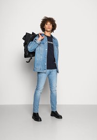 Antony Morato SLIM FIT WITH RUBBER INJIECTION - T-shirt estampada - ink blu