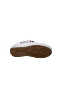 Sneaker bianco con un accento dorato glitterato e texture sul lato. Presenta una suola in gomma con un motivo a spina di pesce e una suola di colore marrone chiaro.