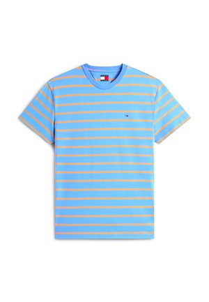 Blaues kurzärmeliges T-Shirt mit dünnen horizontalen orangen Streifen und einem kleinen Tommy Hilfiger Flaggenlogo auf der linken Brust.