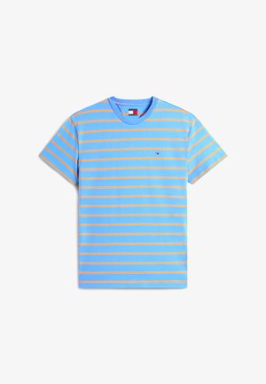 Mėlyni trumpomis rankovėmis marškinėliai su plonomis oranžinėmis horizontaliomis juostelėmis ir nedideliu Tommy Hilfiger vėliavėlės logotipu kairėje krūtinės pusėje.