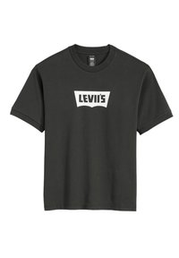 T-shirt en coton noir avec un logo Levi's blanc dans un design courbé et entouré, centré sur la poitrine. Manches courtes et col rond.