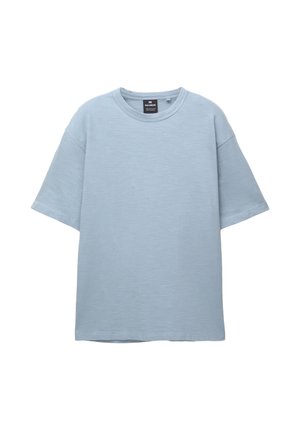 Helles blaues T-Shirt aus weichem Stoff mit Rundhalsausschnitt und kurzen Ärmeln. Bequeme Passform und minimale Textur.