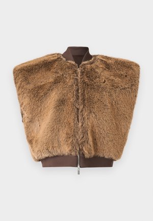 Gilet sans manches en fausse fourrure marron avec fermeture éclair devant et col côtelé marron. Présente un design large et raccourci avec une texture douce et sans accents matériels visibles.