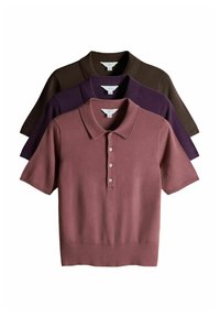 Tri kratka rukava polo majica u nijansama mauve, ljubičaste i smeđe. Sadrže dugmad i rebrast ovratnik, izrađene su od lagane tkanine.