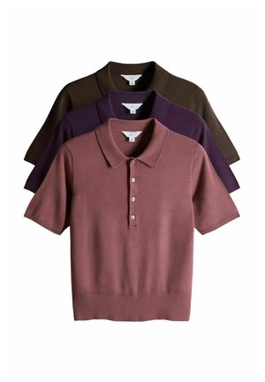Drei kurzärmelige Poloshirts in den Farbtönen Mauve, Lila und Braun. Sie verfügen über eine Knopfleiste und einen gerippten Kragen und sind aus leichtem Stoff gefertigt.