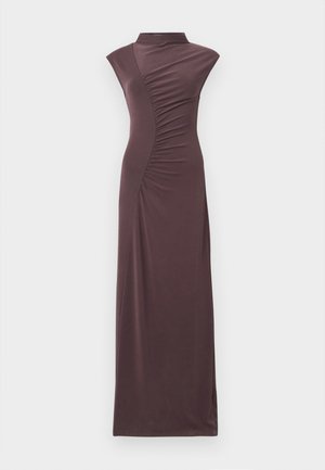 Robe longue sans manches de couleur mauve foncé avec un col haut et des détails froncés parcourant en diagonale le devant.