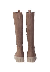 Stivali in suede taupe al ginocchio con suola in gomma testurizzata, dotati di cerniere laterali e dettagli in cucitura rossa lungo il bordo superiore.