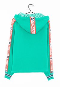 Sudadera turquesa con un interior de capucha verde con patrón, presenta franjas laterales rojas y blancas etiquetadas como "SUPER DRY" y puños a juego.