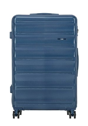 Duża niebieska twarda walizka z teksturowaną powierzchnią, poziomymi żeberkami, czterema podwójnymi obracającymi się kółkami oraz bocznym uchwytem.