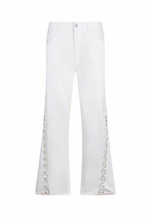 Jean flare en denim blanc avec des détails en dentelle découpée le long des coutures latérales, design à cinq poches et fermeture par bouton argenté à la ceinture.