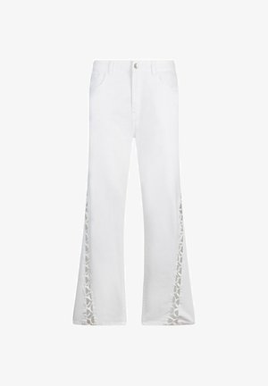 Witte denim flare jeans met uitgesneden kantdetails langs de zijnaden, vijfzakkenontwerp en een zilveren knoopsluiting aan de tailleband.