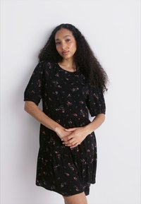 Tommy Jeans FLORAL TIERD DRESS - Dnevna obleka - black