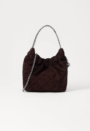 Bolso de ante burdeos acolchado con parte superior fruncida, una correa de cadena plateada y forma angular. Presenta un acento de hardware plateado.