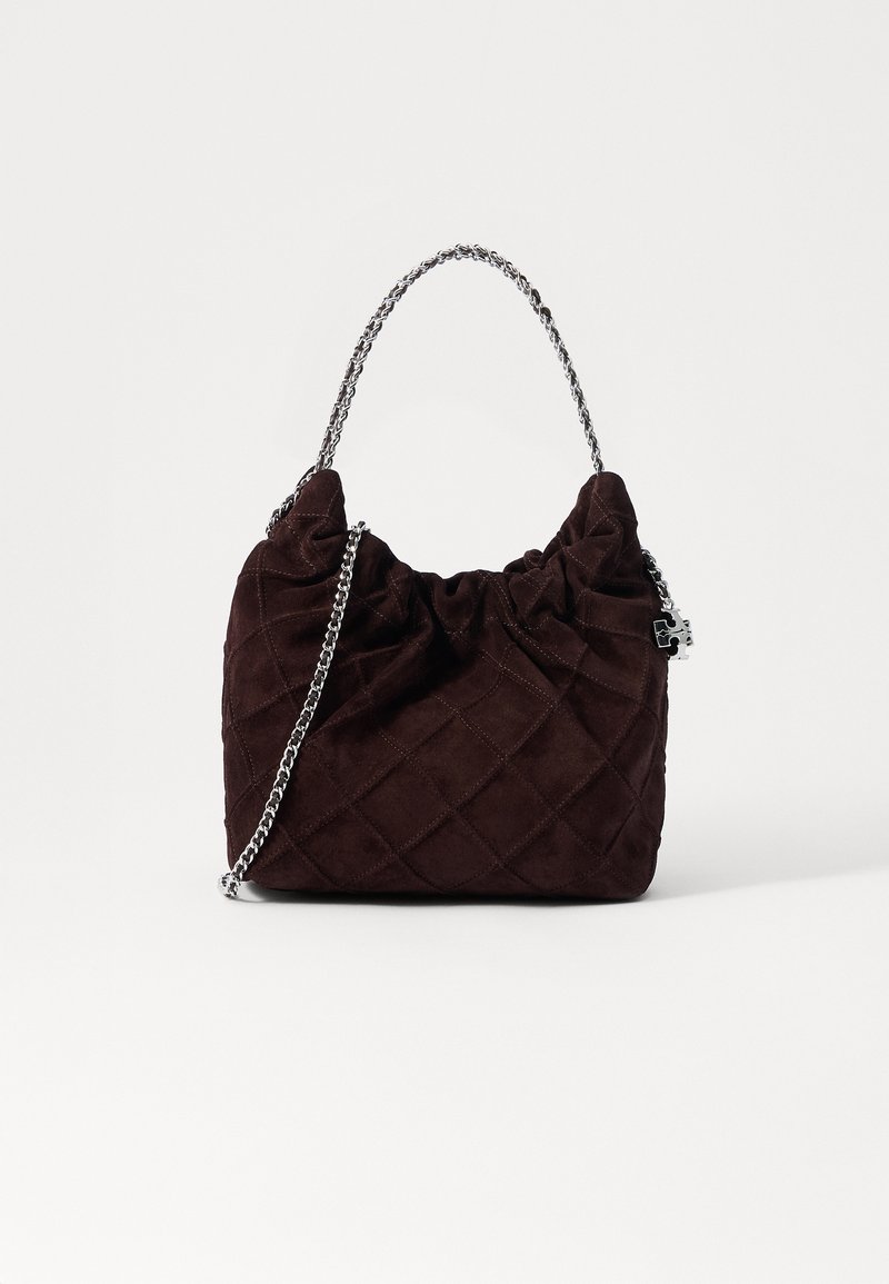Geantă din suede burgundy matlasat cu un vârf strâns, o curea din lanț argintie și o formă unghiulară. Dispune de un accent din hardware argintiu.