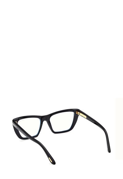 Occhiali a occhi di gatto neri con finitura lucida, lenti trasparenti, dettagli dorati sulle aste e design angolare. Texture liscia e elegante ovunque.
