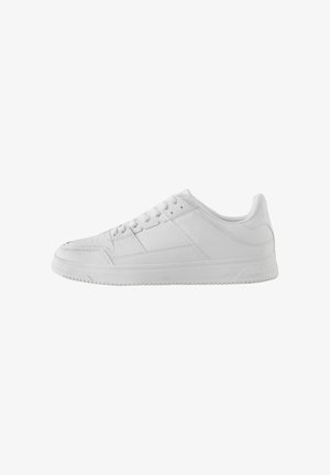 Sneaker alb, cu talpă joasă, cu panouri din piele texturată și netedă, închidere cu șiret și talpă plată din cauciuc, privit din partea stângă.