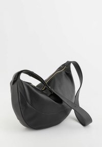 Bolso de hombro de cuero negro con una forma curva de media luna, con superficie texturizada y un detalle de cierre dorado en la parte superior. Correa ajustable.