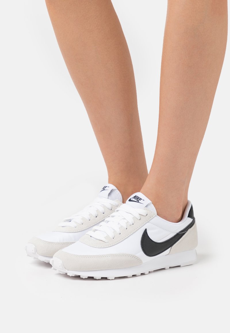 Damen Sneaker low | Nike Sportswear DAYBREAK Sneaker low white/black/summit white/weiß - TU63583 Damen Sneaker low | Nike Sportswear DAYBREAK Sneaker low white/black/summit white/weiß - TU63583