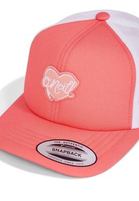 Korallenfarbene Baseballmütze mit Netzrücken, die ein weißes gesticktes Herzdesign und das "O'Neill"-Logo zeigt. Enthält einen silbernen "Snapback"-Aufkleber.