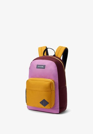 Sac à dos en rose, bordeaux et jaune moutarde. Il dispose de bretelles rembourrées, d'une poche zippée à l'avant et d'un accent en forme de diamant texturé sur le devant.