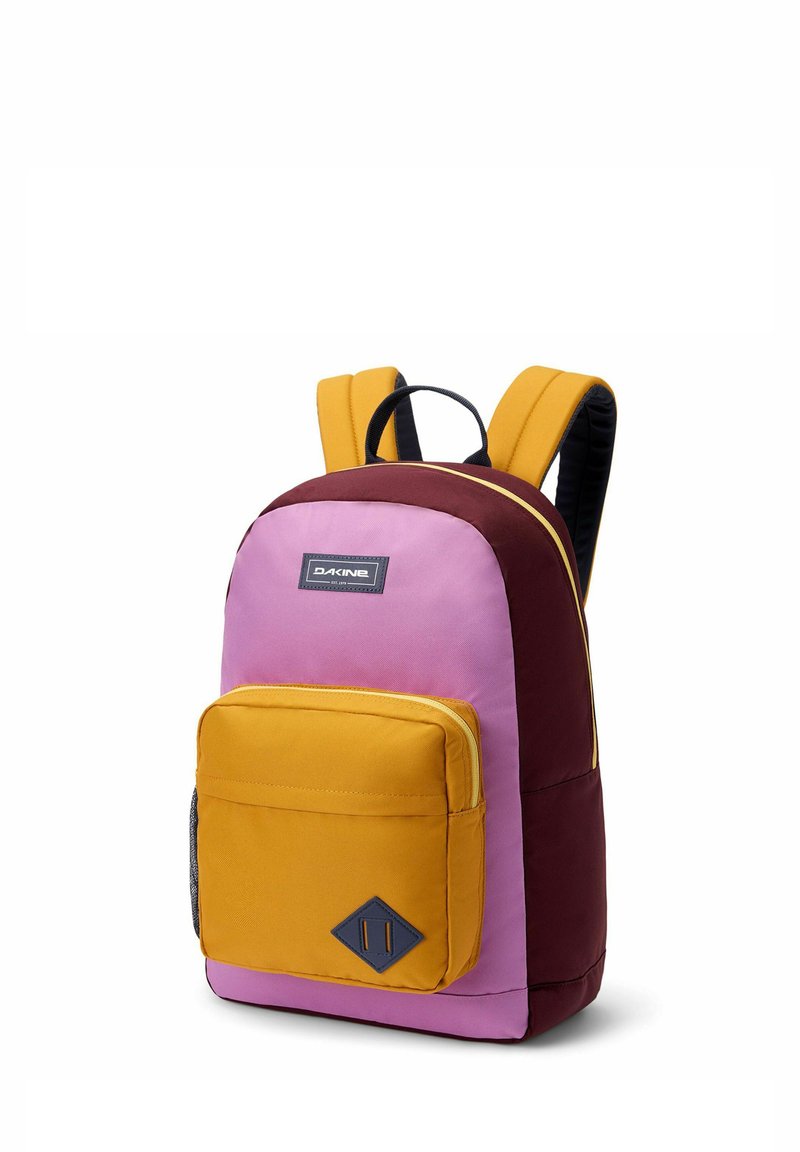 Rugzak in roze, kastanjebruin en mosterdgeel. Beschikt over gepolsterde schouderbanden, een voorzak met rits en een gemarmerde diamantaccent aan de voorkant.