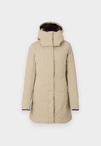 Beige geïsoleerde jas met een hoge kraag en capuchon, voorzien van een ritssluiting aan de voorkant, lange mouwen en een gladde textuur. De voering is donkerbruin.