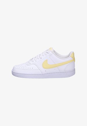 Baskets en cuir blanc avec un logo swoosh jaune, des panneaux latéraux texturés, un bout rond et un col rembourré. Semelle en caoutchouc avec traction.