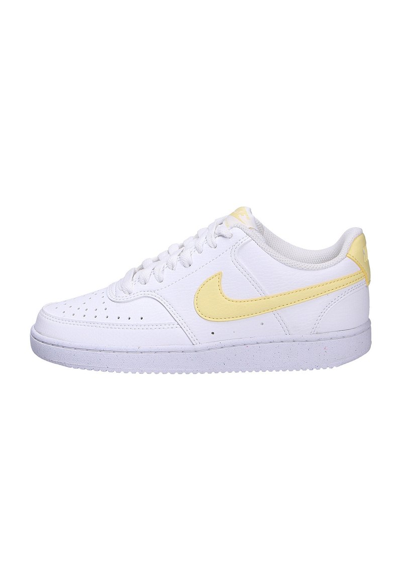 Sneakers in pelle bianca con logo swoosh giallo, pannelli laterali testurizzati, punta rotonda e collare imbottito. Suola in gomma con trazione.
