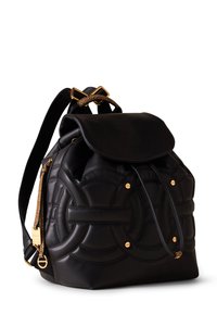 Zaino in pelle nera con texture trapuntata, dettagli in oro e manico superiore intrecciato. Caratterizzato da una chiusura a pattina e spallacci regolabili.