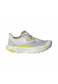 Lichtgrijze trailrunning schoenen met een ademend mesh bovenwerk, getextureerde overlays, gele accenten en een duurzame rubberen buitenzool voor grip.