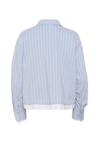 Camicia accorciata, con bottoni, di color azzurro chiaro con righe bianche verticali. Presenta un colletto classico e maniche complete con polsini abbottonati.