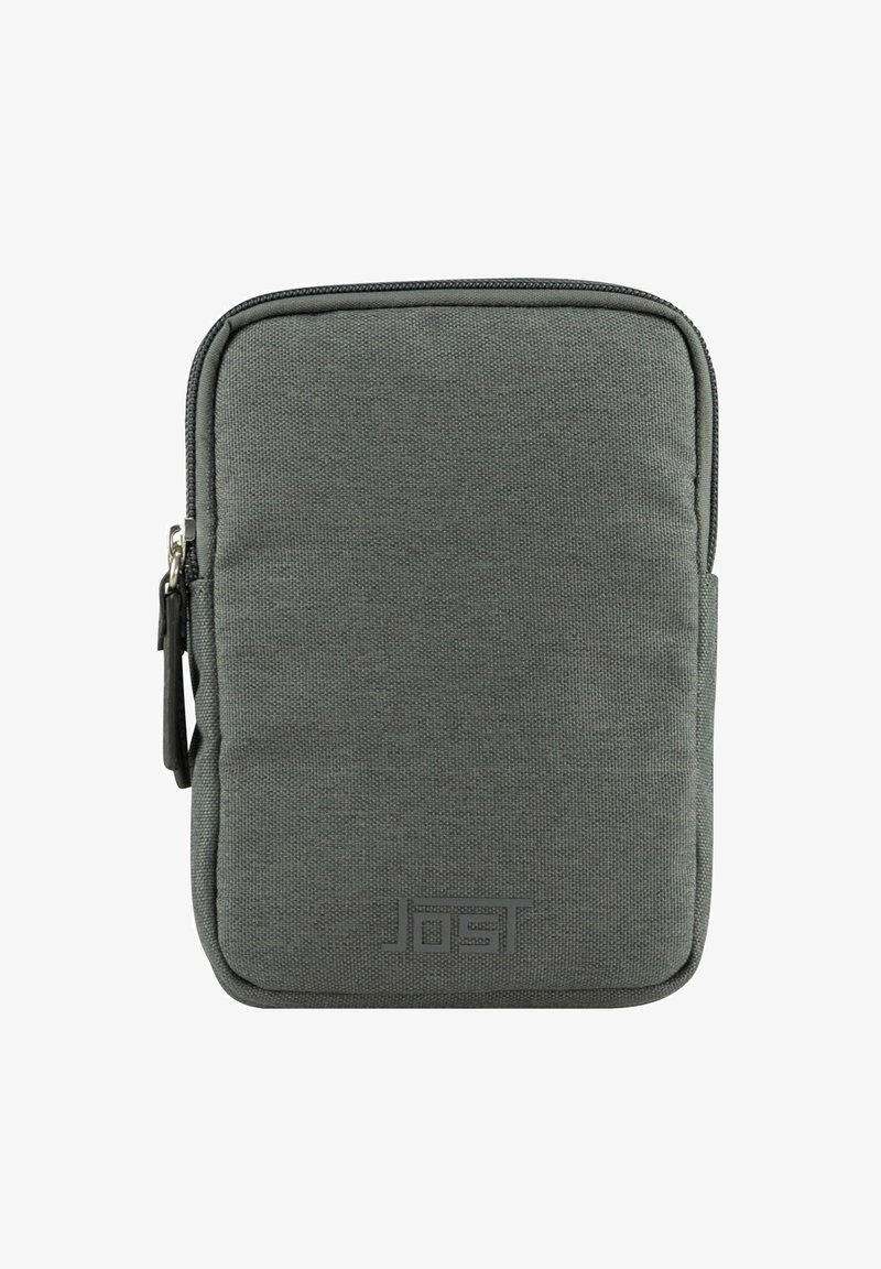 Estuche gris de tela con cremallera, de forma rectangular, superficie texturizada y un logo grabado en el frente. Cuenta con una cremallera duradera.