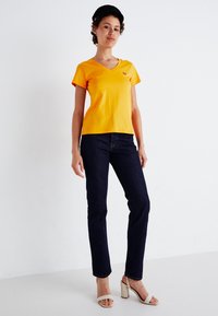 Levi's® PERFECT VNECK - Navadna majica - orange