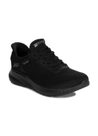 Schwarzer Sportschuh mit einem atmungsaktiven Strick-Obermaterial, Schnürverschluss, strukturiertem Design und gepolsterter Sohle für Komfort.